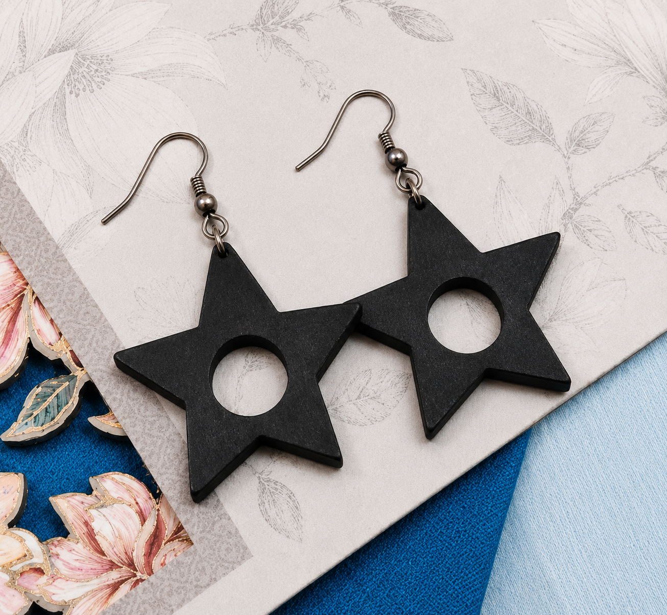 Black Star Cutout Earrings 🖤⭐